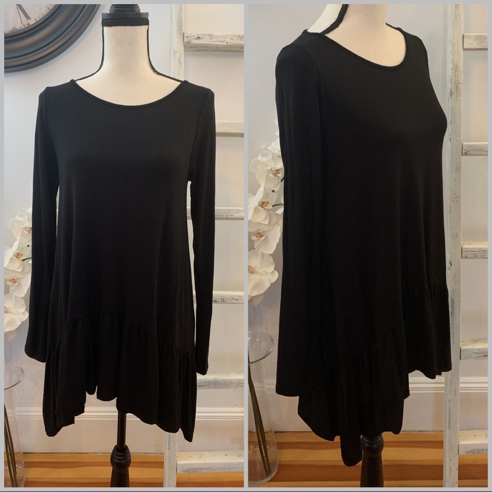 Store Closing!! Black High Low Ruffle Bottom Top - Picture 3 of 7